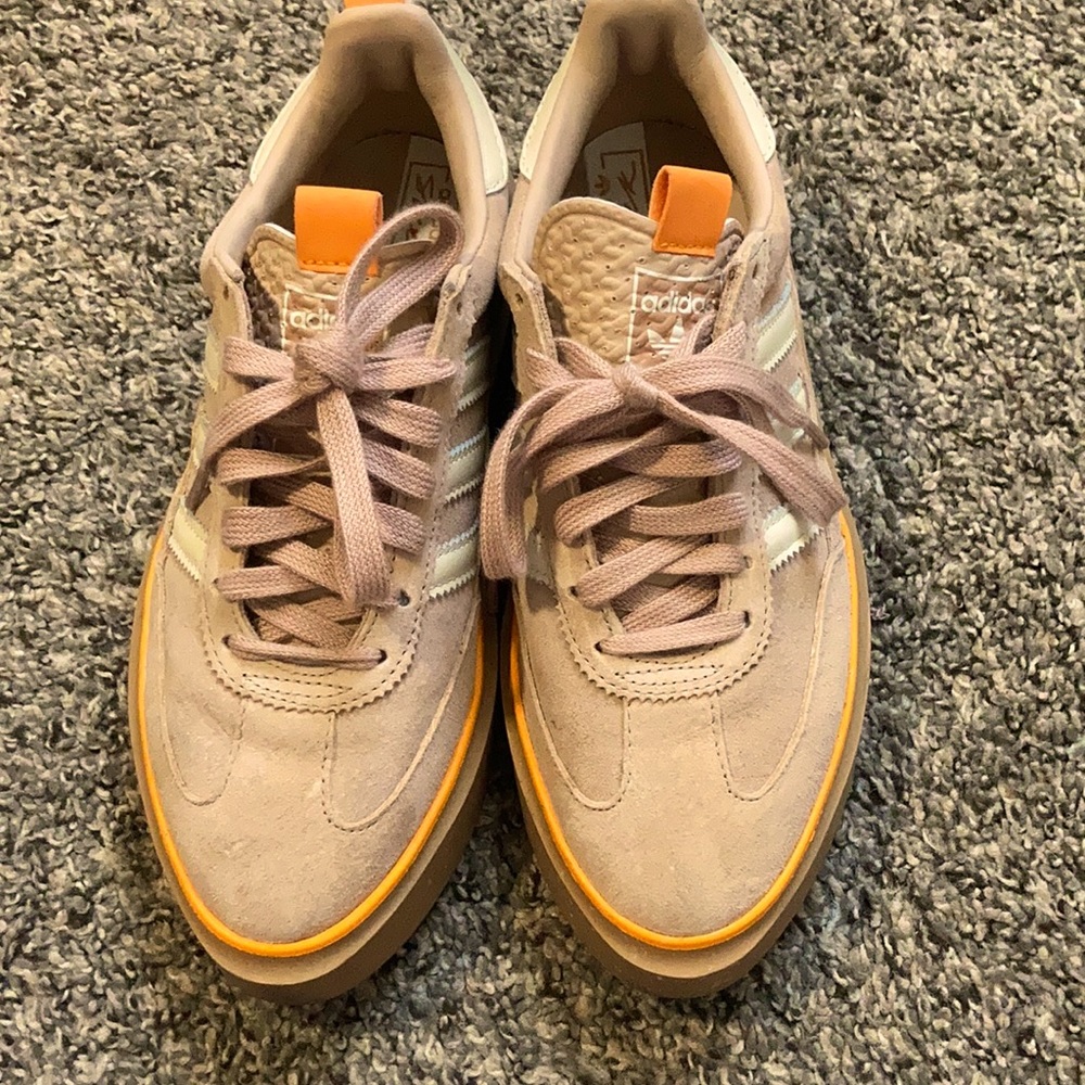 Tennis shoes